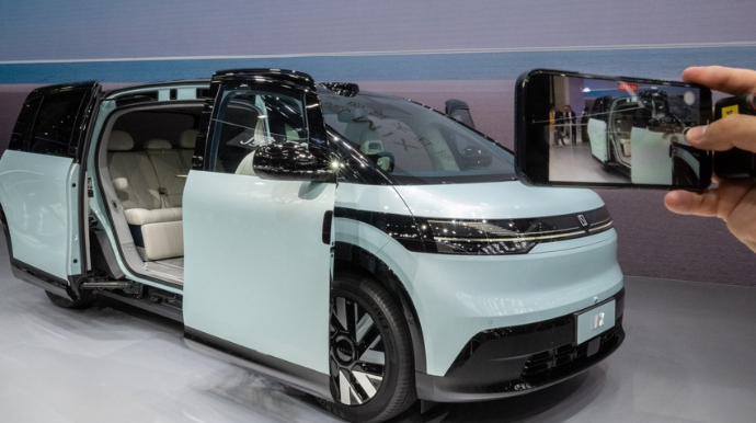 Hərbi şirkətlər əməkdaşlarına Çin maşınlarında iş barədə danışmağı qadağan edib