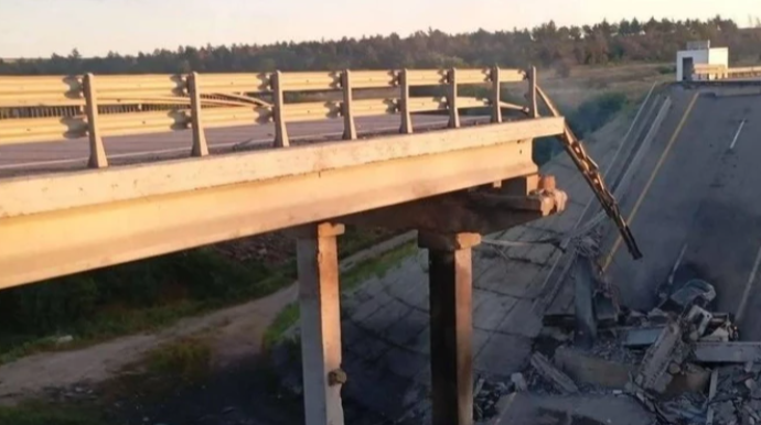 Ukrayna iki şəhəri birləşdirən körpünü MƏHV ETDİ  - FOTO