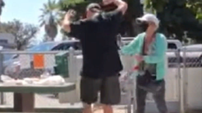 Yaşlı qadın maskası olmayan insanlara hücum etdi  - VİDEO