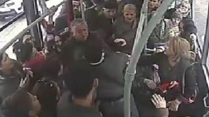 Bakıda avtobusda qadını döydülər