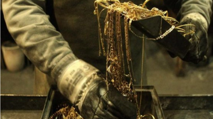 Evdən 3 min manatlıq QIZIL OĞURLANDI 