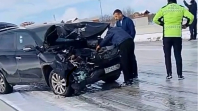Bakı-Şamaxı yolu buz bağladı: 2 avtomobil toqquşdu - VİDEO