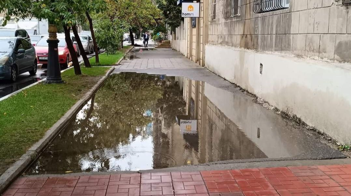 Şəhərin mərkəzində səkilər keçilməz olub - İnsanlar maşın yolu ilə gedir  - FOTO