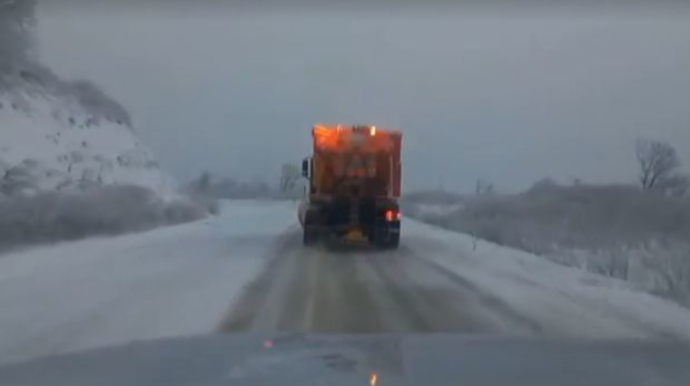 Дорогу Победы очищают от снега - ВИДЕО 