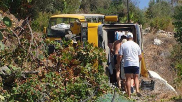 Ağacla toqquşan turist avtobus aşdı;  11 nəfər xəsarət alıb - FOTO 