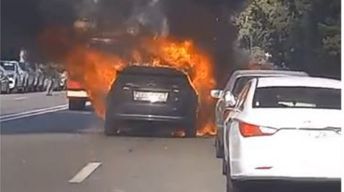 Bakıda iki avtomobil yandı - VİDEO 