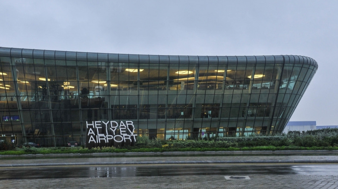 Bakıda aeroportda Banqladeş vətəndaşından 20 pasport, saxta vizalar götürülüb