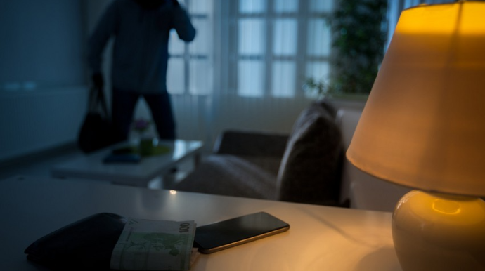 Bakıda evə basqın edilib, saxlanılanlar var 