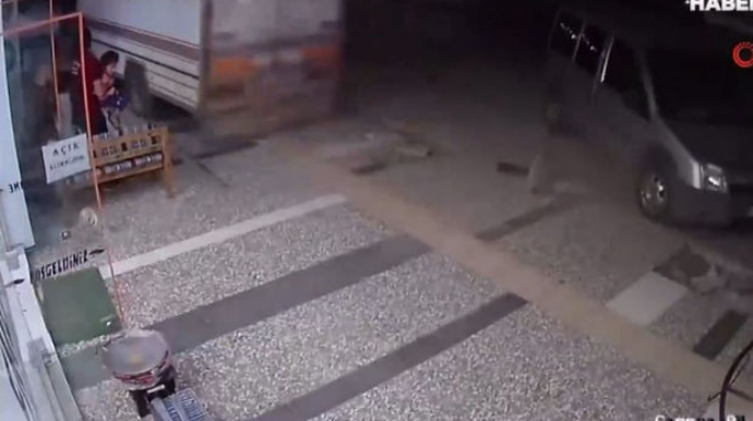 Qəfil hərəkətə gələn yük maşını səkiyə çıxaraq piyadaları ölümlə üz-üzə qoydu – ANBAAN VİDEO 