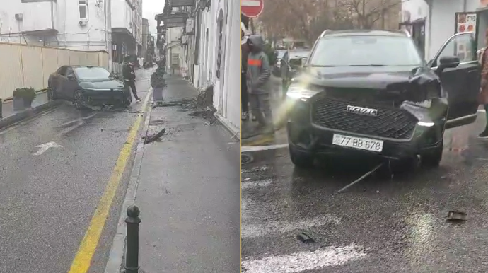 Yağışlı Bakıda 2 maşın bir-birinə çırpıldı - Yolayrıcında qayda pozanlar - VİDEO