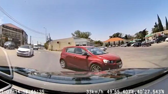 Əks yola çıxan qadın sürücü yolayırıcında dayanıb təhlükə yaratdı - 99-XD-502   - VİDEO