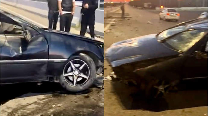 “Mercedes” beton arakəsməyə çırpılıb əzik-əzik oldu   - VİDEO