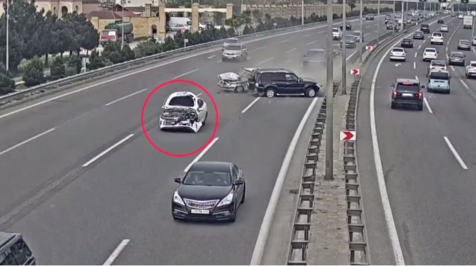 Tələsən sürücü aeroport yolunda qorxunc qəzaya səbəb oldu;  1 saat tıxac yarandı - VİDEO 