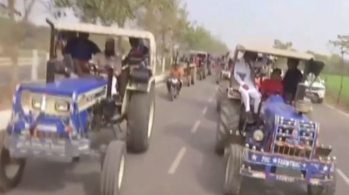 Hindistanlı fermerlər traktorlarla etiraz marşı keçirirlər - VİDEO 