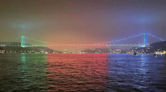 İstanbulda körpü Azərbaycan bayrağının rənglərinə büründü - VİDEO