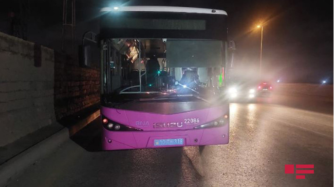 Bakıda minik avtomobili avtobusla toqquşdu - FOTO