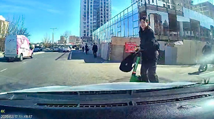 Skuterlə yola qəfil çıxan məktəblilər qəzadan son anda qurtuldular    - REAL VİDEO