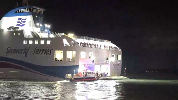 Göyərtəsində 267 sərnişin olan bərə saya oturub 