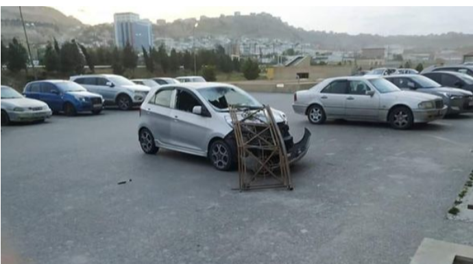 “Jurnalistlər binası”ndan uçan məhəccər avtomobili zədələdi - FOTO 