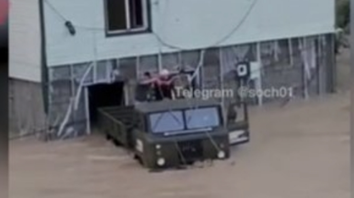 Daşqın nəticəsində ölümlə üz-üzə qalan ailəni yük maşını ilə xilas etdilər   - VİDEO