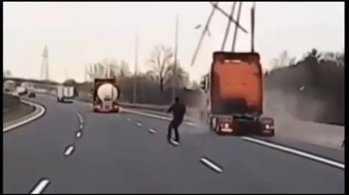 Əyləc sistemində nasazlıq olan yük avtomobili magistral yolda dəhşət saçdı – ANBAAN VİDEO