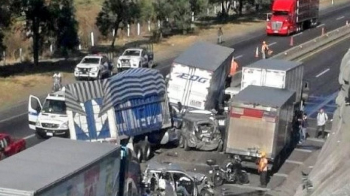 Meksikada zəncirvari qəzada 4 nəfər ölüb - FOTO 