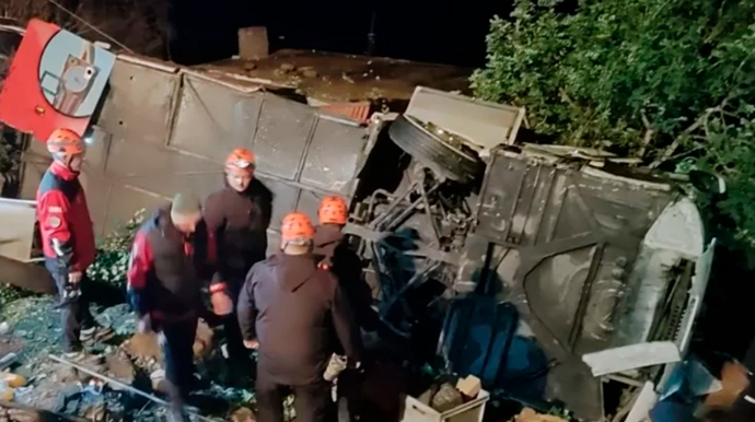 Avtobus aşıb, 1 nəfər ölüb, 32 nəfər yaralanıb