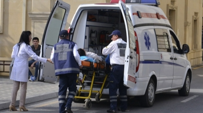 Bakıda motosiklet avtomobilə çırpıldı, yeniyetmə ağır xəsarət aldı 