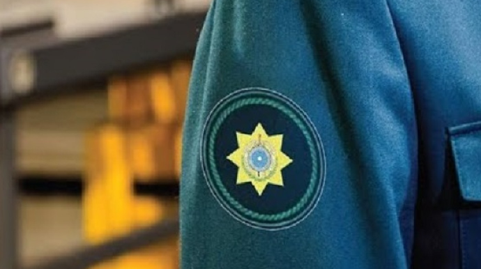 Rüşvətlə sərhəddən avtomobil keçirən sabiq gömrük rəisinə 8 il 6 ay - HƏBS VERİLDİ 