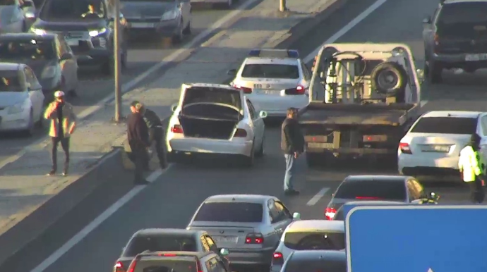 Nasaz maşın yolda tıxaca səbəb oldu   - FOTO