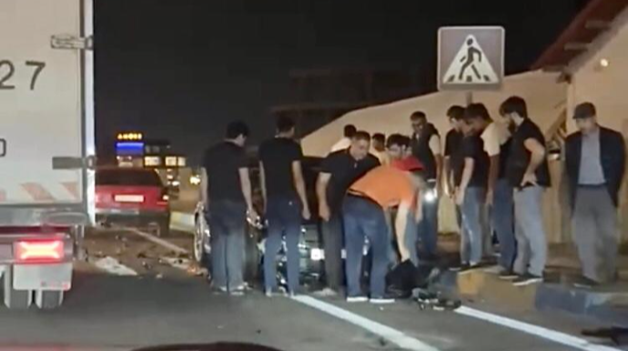 Qayda pozan qadın “Ford”u vurub sürücüsünü xəstəxanalıq etdi - VİDEO