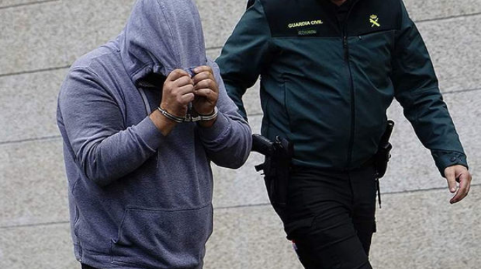 В Испании полицейские из-за плохой погоды перехватили судно с крупной партией гашиша