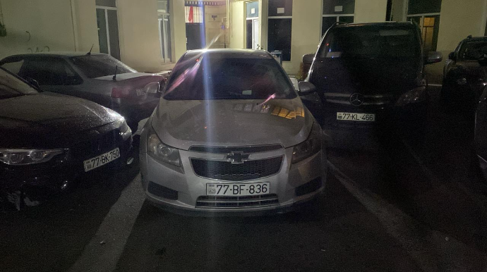 Qanunsuz park edilmiş bu maşına görə sakinlər bloka girə bilmədi - VİDEO