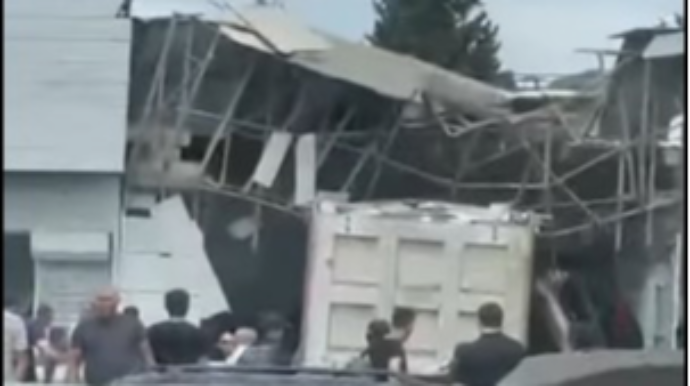 В Гёранбое фура врезалась в магазин: пострадал гражданин Турции - ОБНОВЛЕННЫЙ