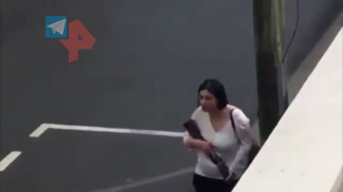 Əlində silahla polisləri təhdid edən qadının riskli saxlanılma anı  - VİDEO