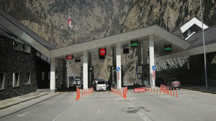 Vladiqafqazda minik avtomobillərinin Gürcüstan istiqamətində hərəkəti məhdudlaşdırıldı