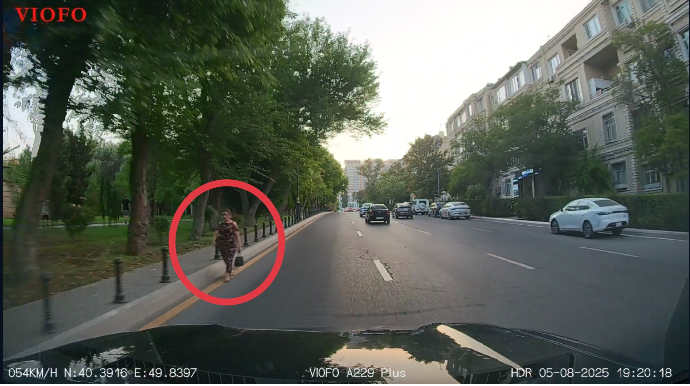 Səkiyə və parka sığmayan qadın yolun ortası ilə hərəkət etdi - VİDEO