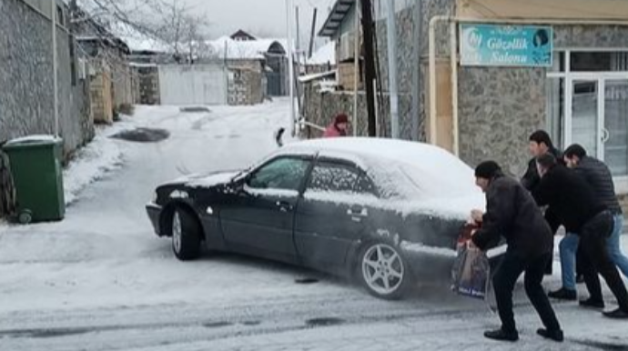 Qəbələdə yollar buz bağlayıb, maşınlar yolda qalıb   - FOTO