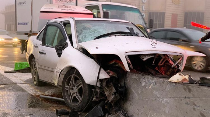 Sükan arxasında yatan sürücü qəzaya səbəb oldu  - FOTO