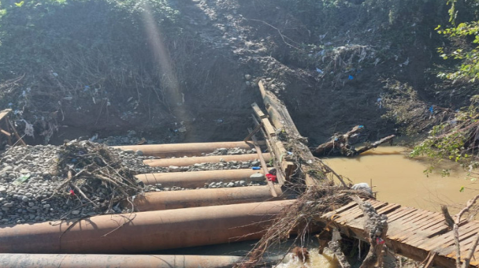 Astarada ötən həftə açılan piyada körpüsünü sel suları dağıdıb - FOTO 
