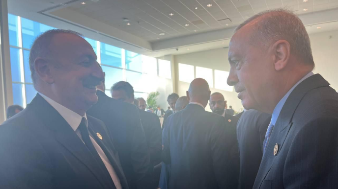 İlham Əliyev və Ərdoğan arasında Misirdə səmimi görüş - VİDEO 