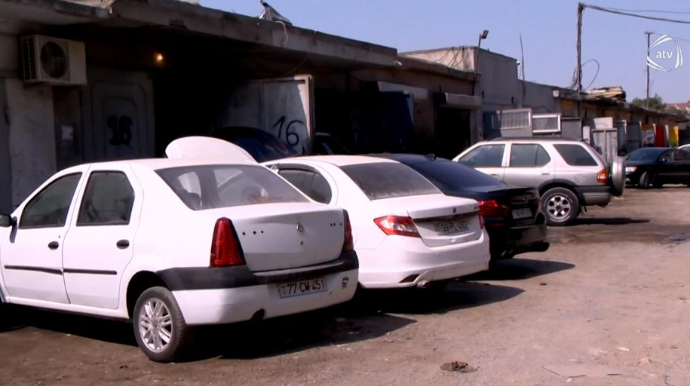 Qarajlar yolu bərbad vəziyyətə salıb:  "Ustaların səs-küyündən gecələr yata bilmirik" - VİDEO 