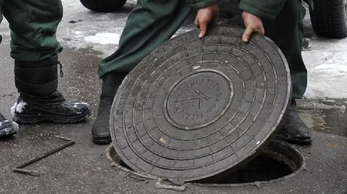 “Lyuk” qırılıb içərisində uşaqların olduğu maşına girdi – VİDEO