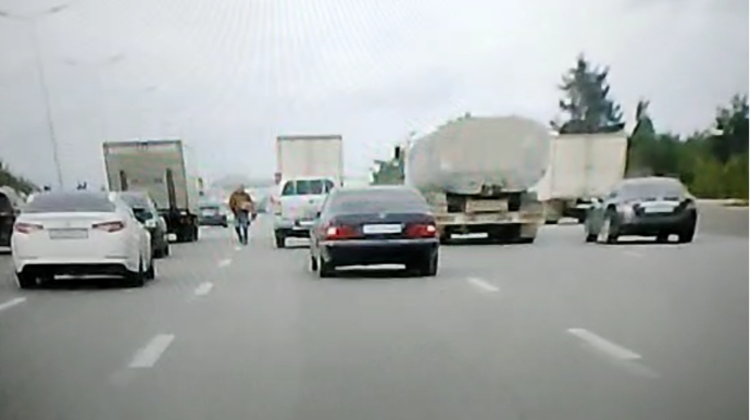 Bakı-Sumqayıt yolunda "protiv" gedən piyada - VİDEO