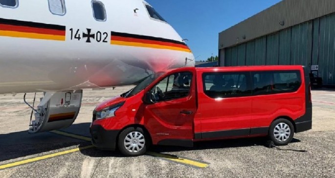 Almaniya kanslerinin təyyarəsi avtomobillə toqquşub - FOTO