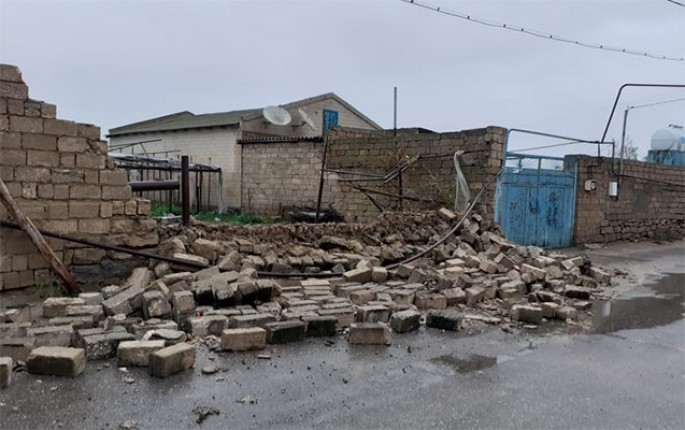 Hasar qaz xəttinin üzərinə aşdı