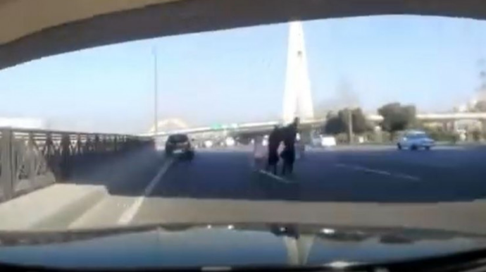 Bakıda yolu keçən bir ailə ölümdən döndü - VİDEO