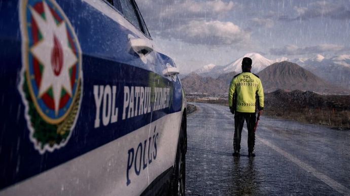 Yol polisi əlverişsiz hava şəraiti ilə bağlı sürücülərə müraciət etdi 