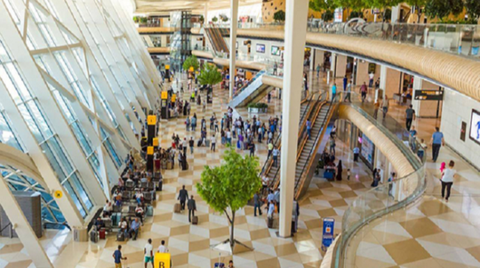 Bakı aeroportunda QULDURLUQ:  döyüb pulunu əlindən aldılar