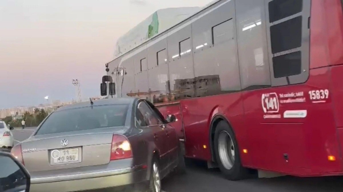Bakıda sərnişin avtobusunun iştirakı ilə ağır qəza - VİDEO